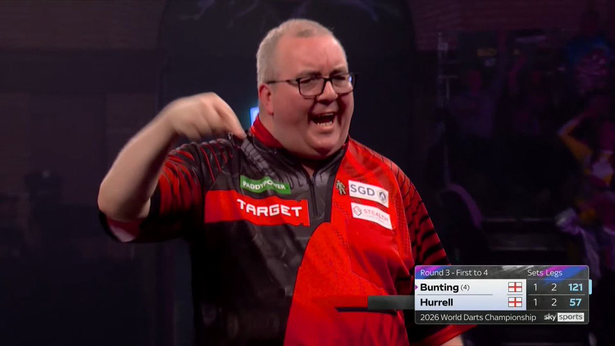 BRILLIANT BUNTING! This is RIDICULOUS! Bunting produces another moment of magic to wrap up set three, taking out a sublime 121 to lead Hurrell 2-1! 📺 #WCDarts | R3