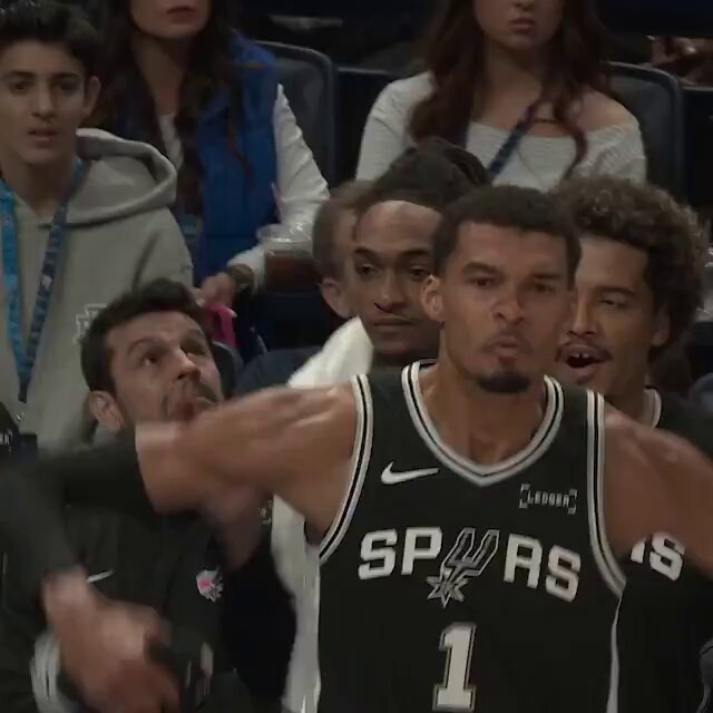 "Hands ready. I'm going to get you next one." Wemby's leadership was on display Christmas Day💯 The San Antonio Spurs seek their 9th straight win at 8pm/et on NBA League Pass!