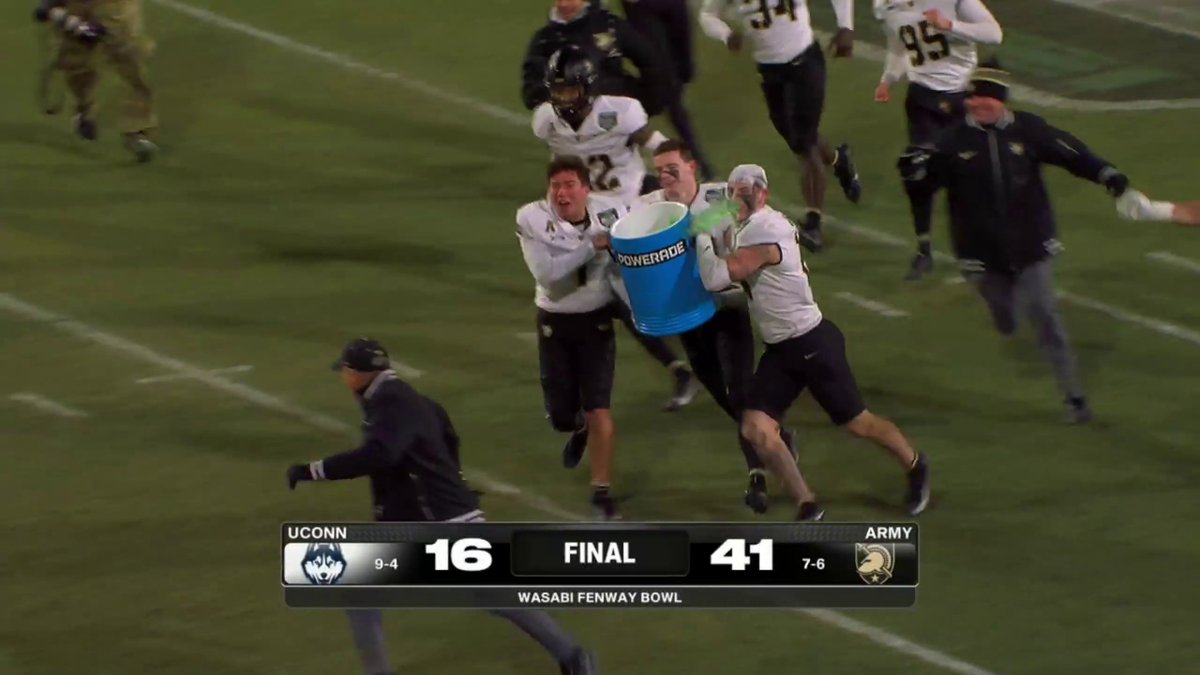 Army coach Jeff Monken was juking his team to get out of the Gatorade shower 🤣