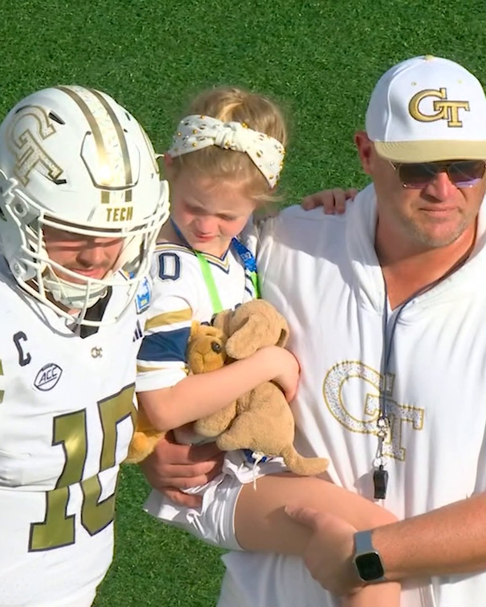 Love this ❤️ Brent Key's daughter wanted a picture with Haynes King before the game 🥹