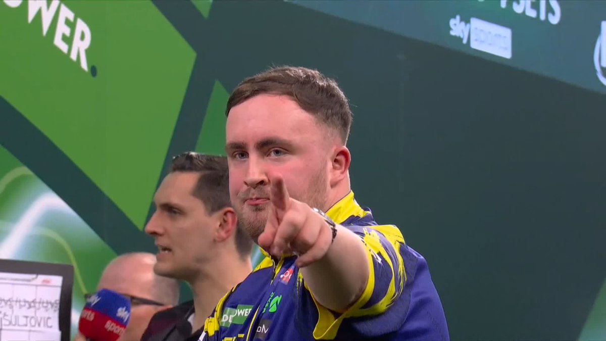 LITTLER THREE CLEAR! 304 in six darts from Luke Littler! The World Champ produces the goods in a third-set decider, following up with his eighth 180 with a brilliant 124 to move 3-0 ahead! 📺 #WCDarts | R3