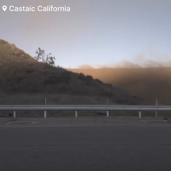 🚨#BREAKING: shelter-in-place has been issued after a Major natural gas line exploded 📌#Castaic | #California At this time, law enforcement and emergency crews have issued a shelter-in-place order following a major natural gas explosion in Castaic, California. Numerous residents report hearing loud jet-like and thunderous roaring sounds in the area. As a result of the incident, traffic on the I-5 Freeway is backed up for miles after a natural gas leak forced lane closures and emergency shutdowns. Emergency crews are actively working to secure and shut off the gas supply. The cause of the explosion remains under investigation, and officials have not yet released information on potential injuries. Residents are urged to remain indoors, avoid the area, and follow instructions from local authorities as the situation develops
