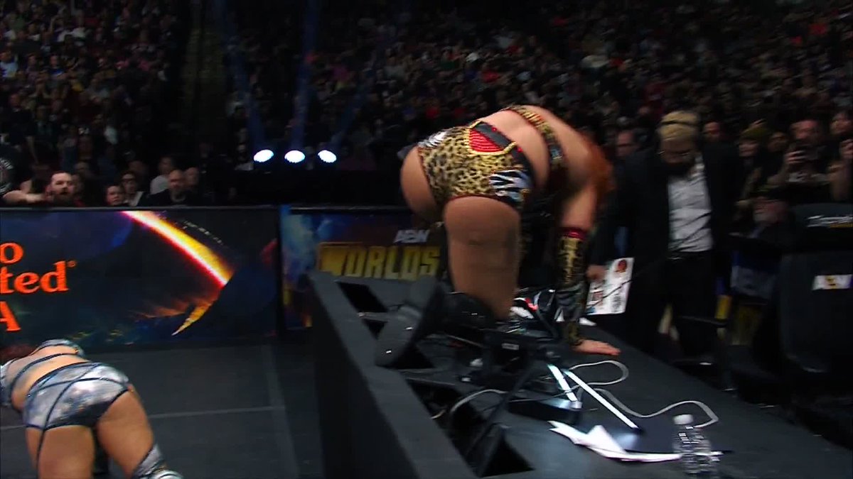 Off the announcers table, JAMIE HAYTER drills Kris Statlander with a missile dropkick! Watch #AEWWorldsEnd on HBO Max PPV