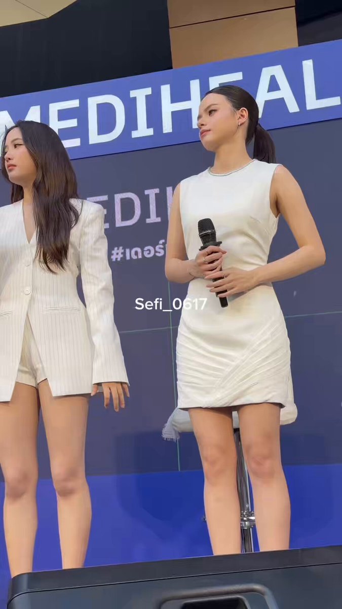 The MC was explaining the game in Thai and I’m signaling Becky so hard for translation to English 😂 FREENBECKY X MEDIHEAL #MEDIHEALDERMASHOP #MEDIHEALThailand