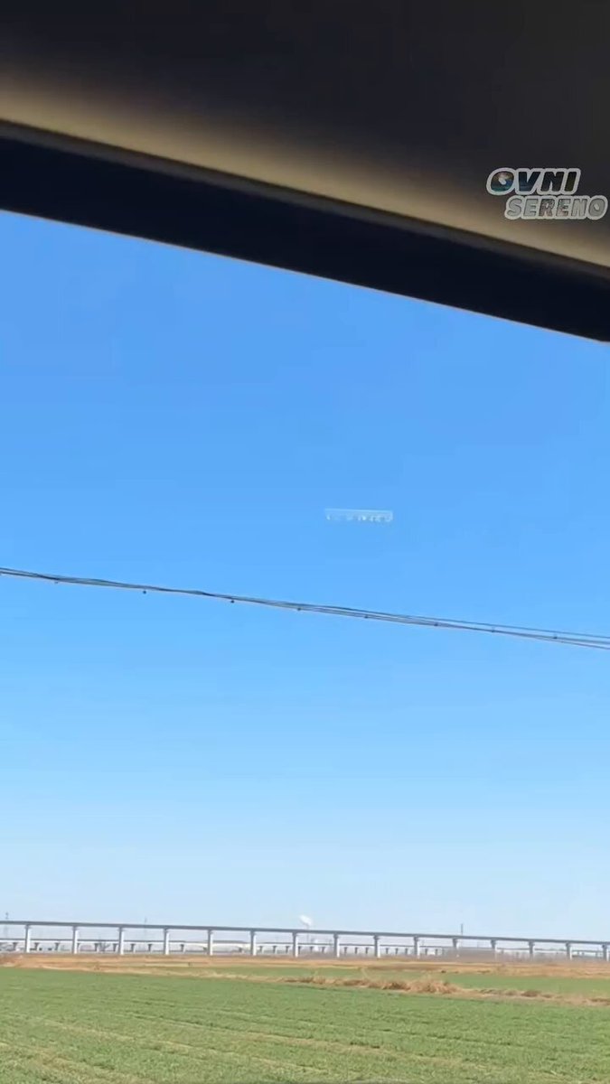 A couple passing on the road stopped to watch the sky, as I draw their attention to a strange cloud that was alone in the sky... 🧐🤔🛸🛸🛸🛸🛸