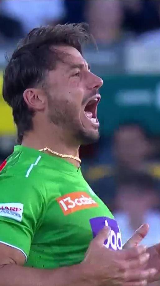 David Warner smashed Marcus Stoinis for a six. Stoinis removes Warner on the very next ball.