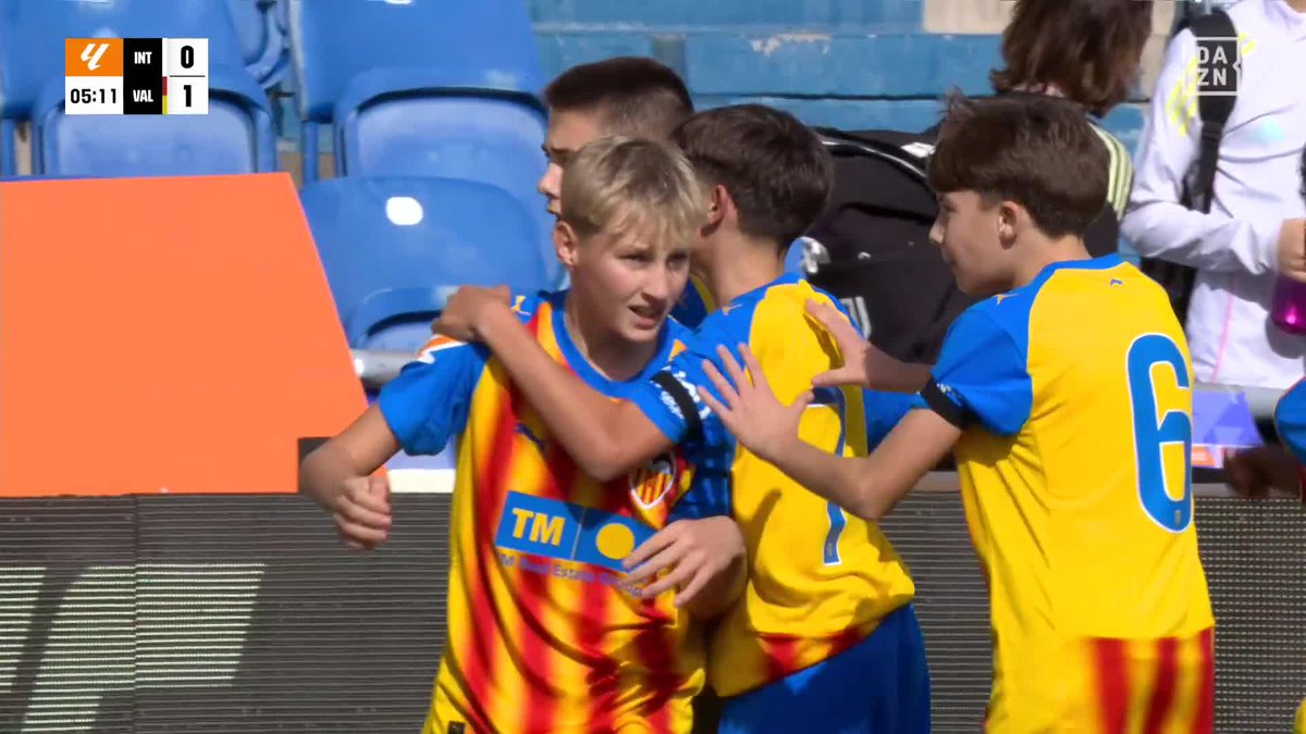 En la Academia VCF 🦇 han aprendido a tirar bien las faltas, desde luego 😎 VAYA GOLAZO #LALIGAFCFUTURES