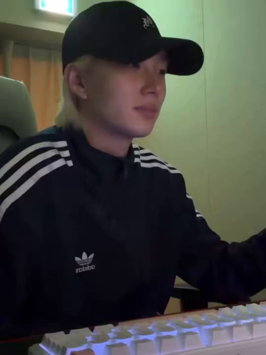 하 제발 너무 웃겨 최태양 데뷔 1년도 안지났을때 뭔가 스트레스받는 일 있었는데 청담사옥에서 렌즈랑 다 빼고 걸었는데 정용화 선배님 못알아보고 지나치고 나중에 매니저님한테 전화와서 너 누구였는지 아냐... 몰랐다.. 하고 그날 정용화선배님 차타고 동네 10바퀴 돌았대⫬ㅋ⫬ㅋ⫬ㅋ⫬ㅋ⫬ㅋ⫬⫬ㅋ⫬ㅋ⫬ㅋ⫬ㅋ⫬ㅋ⫬ㅋ⫬ㅋ⫬ㅋ⫬ㅋ⫬ㅋ⫬혼난건아니고 니 무슨일있나 하면서 이야기했대ㅠ