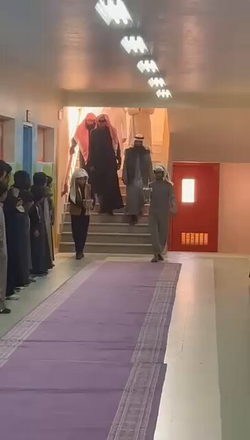 في لفتة مميزة 🥺! طلاب مدرسة بالدوادمي يقيمون ممر شرفي لمعلمهم المتقاعد تقديرًا لعطائه.