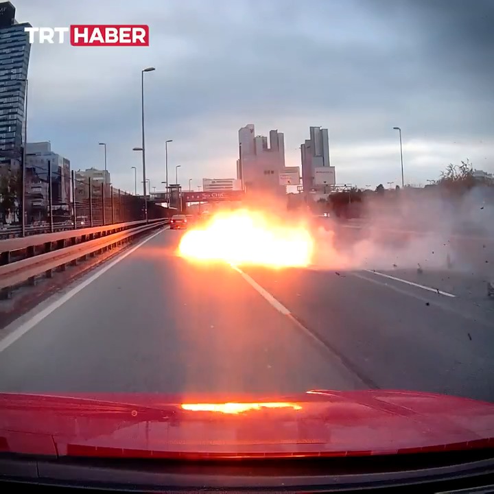 İstanbul'da makas atan sürücü bariyerlere çarptı: Alev alan otomobilin motoru yola fırladı.