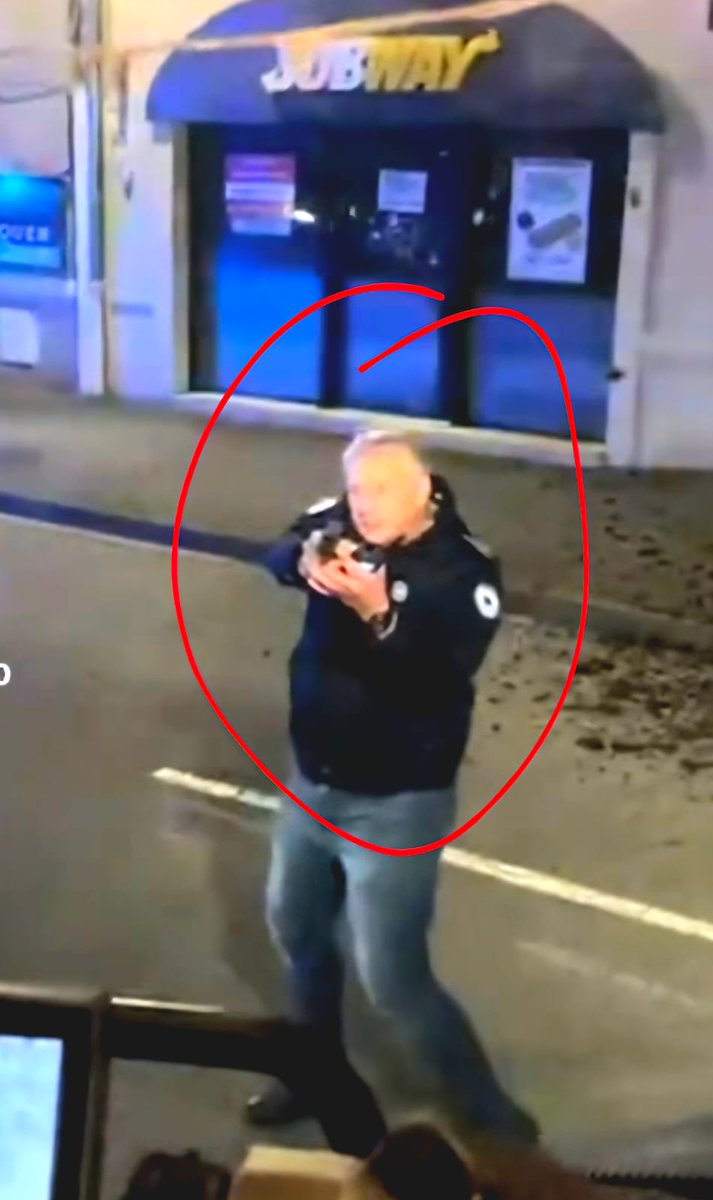 Un cadre de la police nationale a braqué son arme sur un agriculteur à Auch (Occitanie, Gers) ce samedi 27 décembre dans la soirée. La préfecture du Gers estime que le conducteur a entamé une manœuvre et a avancé vers les forces de l’ordre. Selon les autorités, cette manœuvre dangereuse les a contraints à faire de nouvelles sommations avec sortie d’arme.