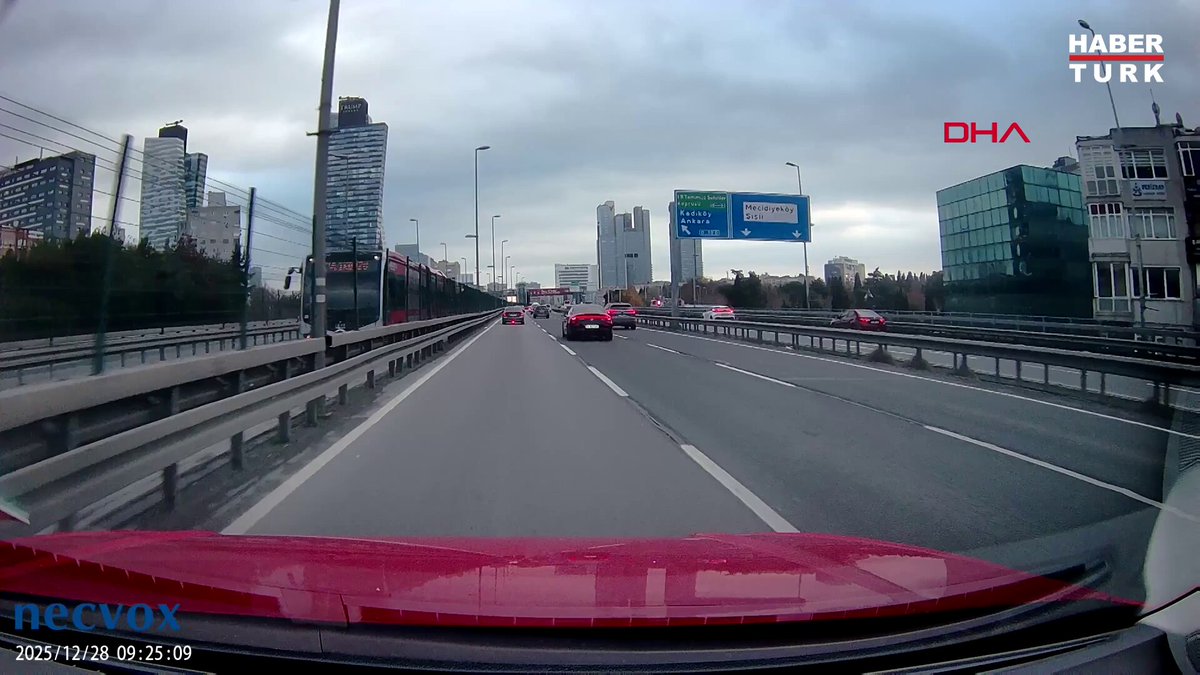 İstanbul Şişli'de makas atan sürücü bariyerlere çarptı. Alev alan aracın motoru yola fırladı. O anlar kameraya yansıdı