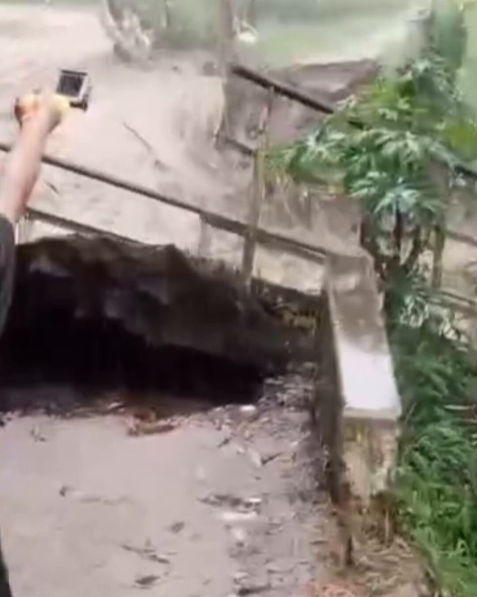 Today, severe flooding caused by heavy rainfall led to the collapse of two temporary bridges in Nyalindung, Sukabumi Regency, West Java, Indonesia.🇮🇩 (Dec 28)