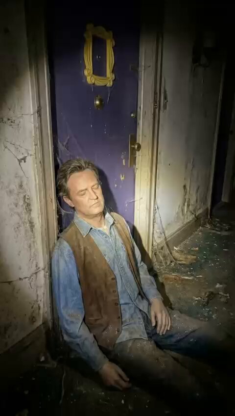 متحف مُصمَّم وكأنه منزل مسلسل Friends مهجور! 😢 🏚️
