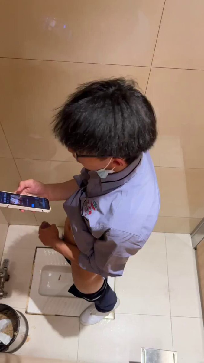 超帅直男小哥屌真的超大，在公厕撸得很沉醉啊后续喷了很多精液真刺激！ 原创偷拍会员群：