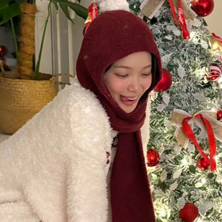 🌷: all i want for chistmas is~ what about you unnie? 🐯: all i want for chistmas is… um.. pearnot? 🐯: “what about you unnie?” why is this so funny? so cute~ chaewon's english 😭😭🫳🏻