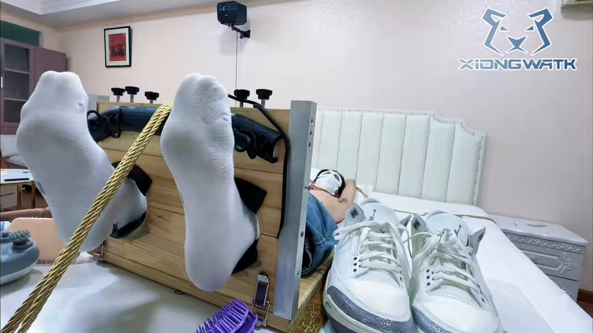 热呼呼的训练完的嫩脚男高，一脱鞋都是热呼呼的感觉真的不要太舒服，汗水浸透白袜，渗透脚心肉肉，软又嫩滑的手感爱不释手了啊哈哈！敏感度爆炸的小可爱被熊娃折磨的连连哀嚎没办法，我想停也停不下来呀！ #白袜男高 #挠脚心 #挠痒痒 #Tickle