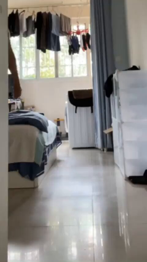 爸爸习惯每天早上起来点根烟，站在窗边开着窗户抽烟，让烟直接飘出窗外，夏天就直接穿着内裤站在窗边，看着窗外的人，小区里路过的人如果向这边看，就可以看到一个赤裸的男人，当然只是上半身，下面穿的什么只能靠想象了。 关注私信（公安、消防、交警、现役、体制免费进粉丝群）