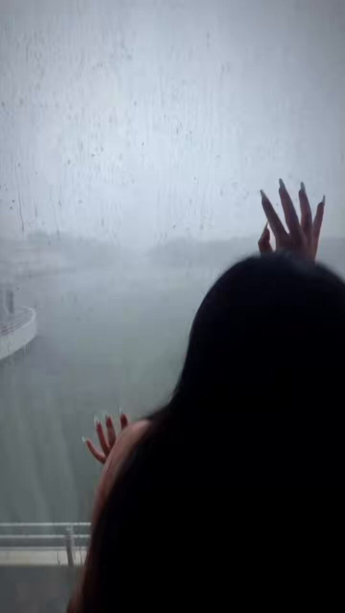 下雨天的人都匆匆忙忙地赶路，应该没有谁有时间抬头欣赏窗边的风景吧 京圈tradio12北京暖猫