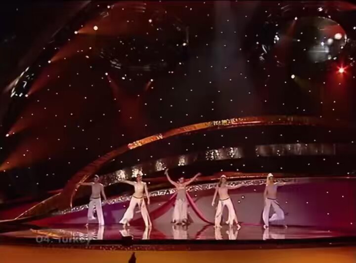 Sertab Erener, “Everyway That I Can” parçasıyla Türkiye’ye ilk defa Eurovision birinciliği kazandırıyor. (2003)