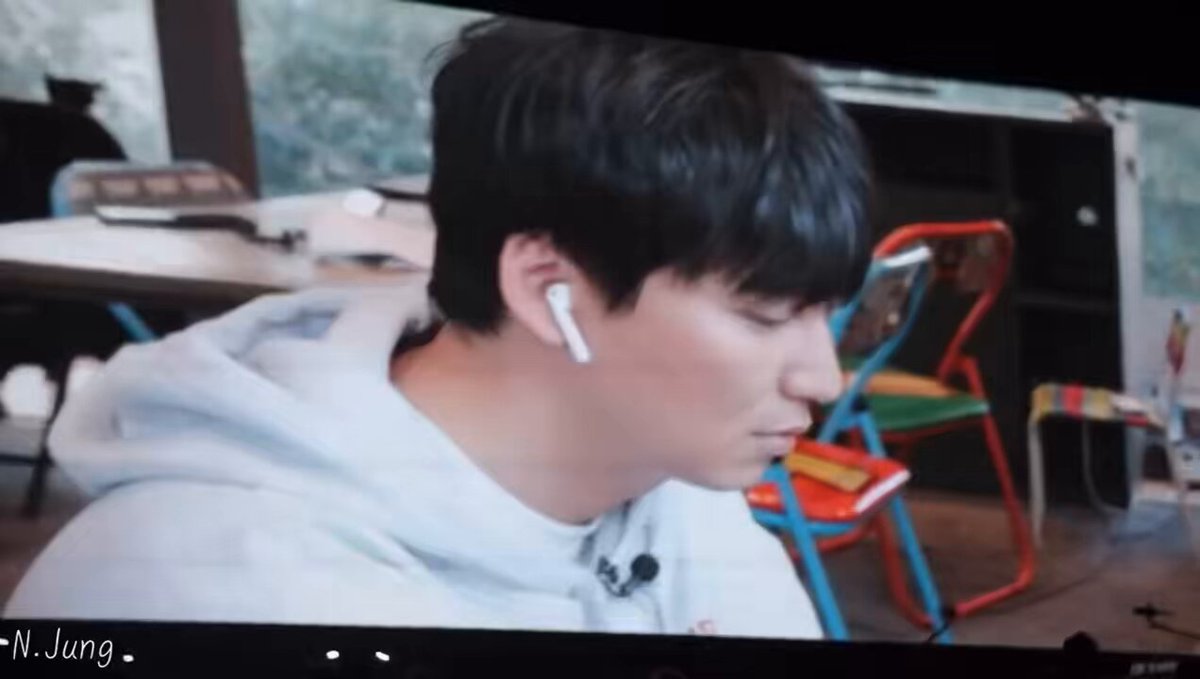 19 우최쇼 때 김남길이 미카엘라로 1인 2역한 거 아는 사람 진짜 이 남성이 휀걸들 위해서 개무리함 미카엘라로 >> 왜 이렇게 질척거려 짜증 나게 << 말아준 사건