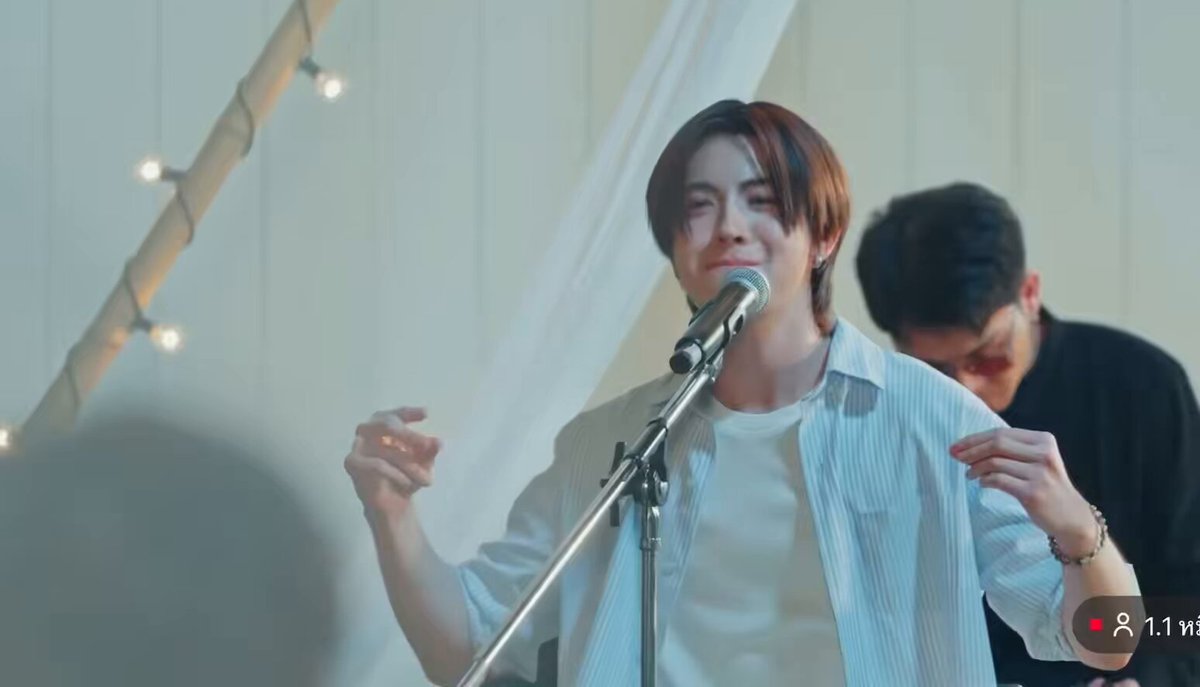 นึกว่าจะไม่ได้ฟังพี่เติ้ลร้องด้วยแล้ว พอภาพตัดไปถือไมค์คอรัสให้น้องคือจาร้อง แล้วเฟิ้ดก็ไม่ละสายตาจากพี่เลยย 🥺 แต่หนุ่มวายใครฮ็อปเห็นหมดนะ 55555555555555555555555 MENTOR BRO TLEFIRSTONE #DMDFriendshipSS3EP2