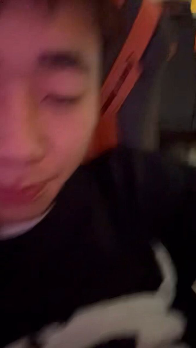 操你妈逼啊，天天就逮着让你爹骂你啊，也就只你爹才会这样照顾你们这群傻逼东西，操你妈，你爹上网，你他妈就给你爹在下面跪着给你爹舔脚，知道吗？操你妈，仰望你爹 你爹打游戏给劳资舔脚废物东西。