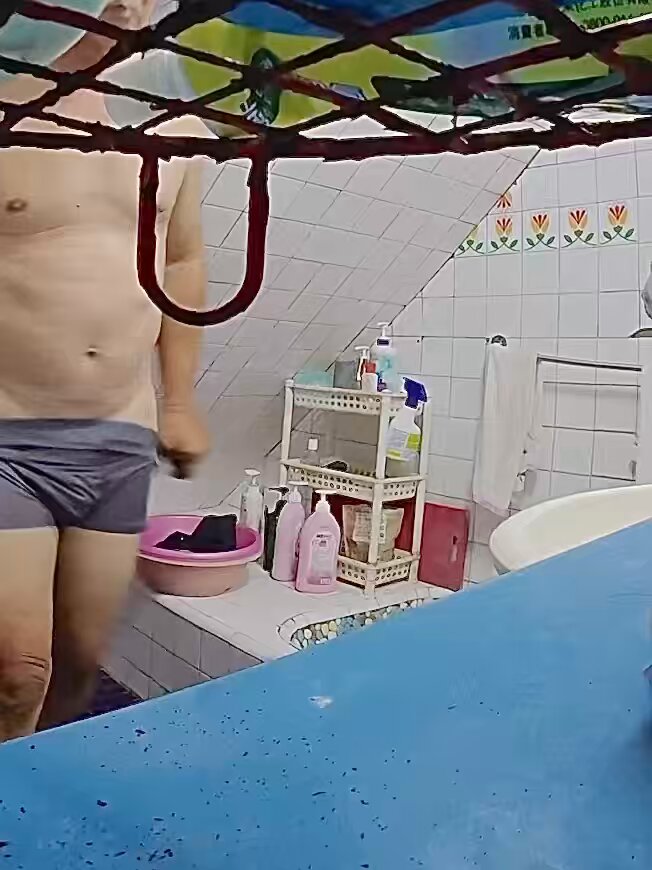 老爸穿着新颜色的内裤，脱下原味内裤准备开始洗澡了，闷了一整天的臭鸡巴居然变得短短小小的，真是丢死人啊！喜欢这样的鸡巴吗？ #お父さん #ちーちゃん #熟年 #ちんぽ #失禁 #おしっこ #放尿 #仮性包茎 #見栄剥き #包茎チンポ