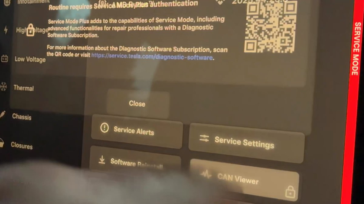 Mechatroniker und Werkstätten lieben Tesla. Ein Grund dafür ist die fantastische Software, die den Experten allerhand Möglichkeiten gibt, Fehler zu diagnostizieren und Daten auszulesen. Wer mehr Informationen braucht, kann sich ein erweitertes Service Tool als Abo buchen. Täglich: USD 75 $ Monatlich: USD 150 $ Jährlich: USD 700 $