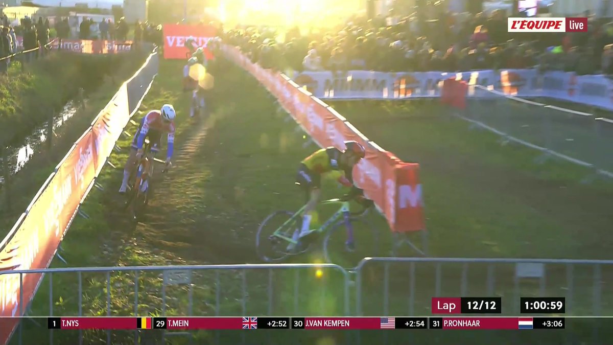 À l'issue d'une course terriblement serrée, c'est Thibau Nys qui s'impose à Dendermonde devant Tibor Del Grosso ! Wout Van Aert n'a toujours pas gagné de l'hiver et finit 6e. #lequipeVELO #CXWorldCup