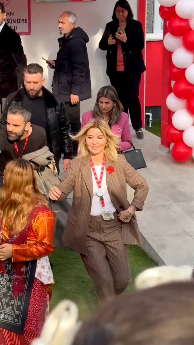 6 kez umre, 1 kez hacca gitmiş inançlı,yüreğini,enerjisini ,şöhretini çocuklara adamış emektar bir kadına "Başörtülü diye halayda elini tutmadı" gibi bir yalanı uydurmak utanmazlığın, kötülüğün en dibidir.