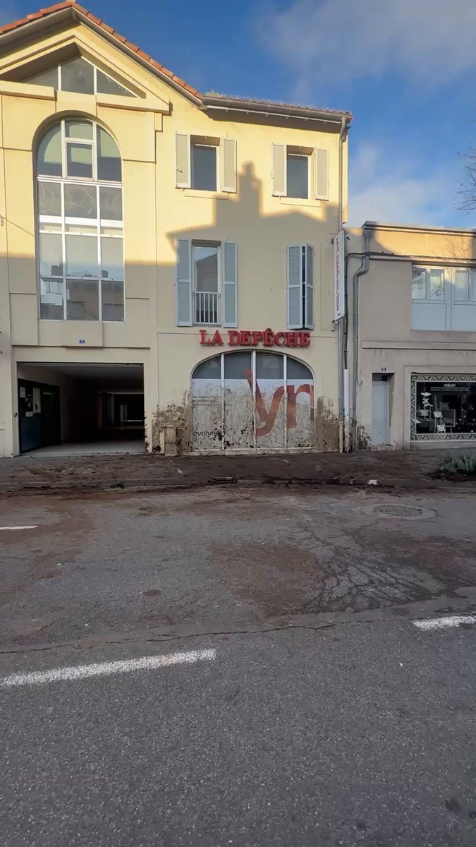 🚜 Une action menée par des agriculteurs de la Coordination rurale du Gers a entraîné des dégradations dans le centre-ville d'Auch, dans la nuit du 27 décembre 2025. Du fumier a notamment été déversé devant l'agence locale de La Dépêche du Midi.