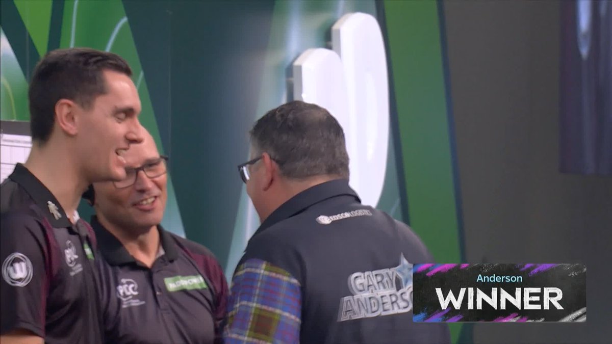 UNBELIEVABLE Ally Pally scenes! Gary Anderson rolls back the years to squeak past Jermaine Wattimena 🔥
