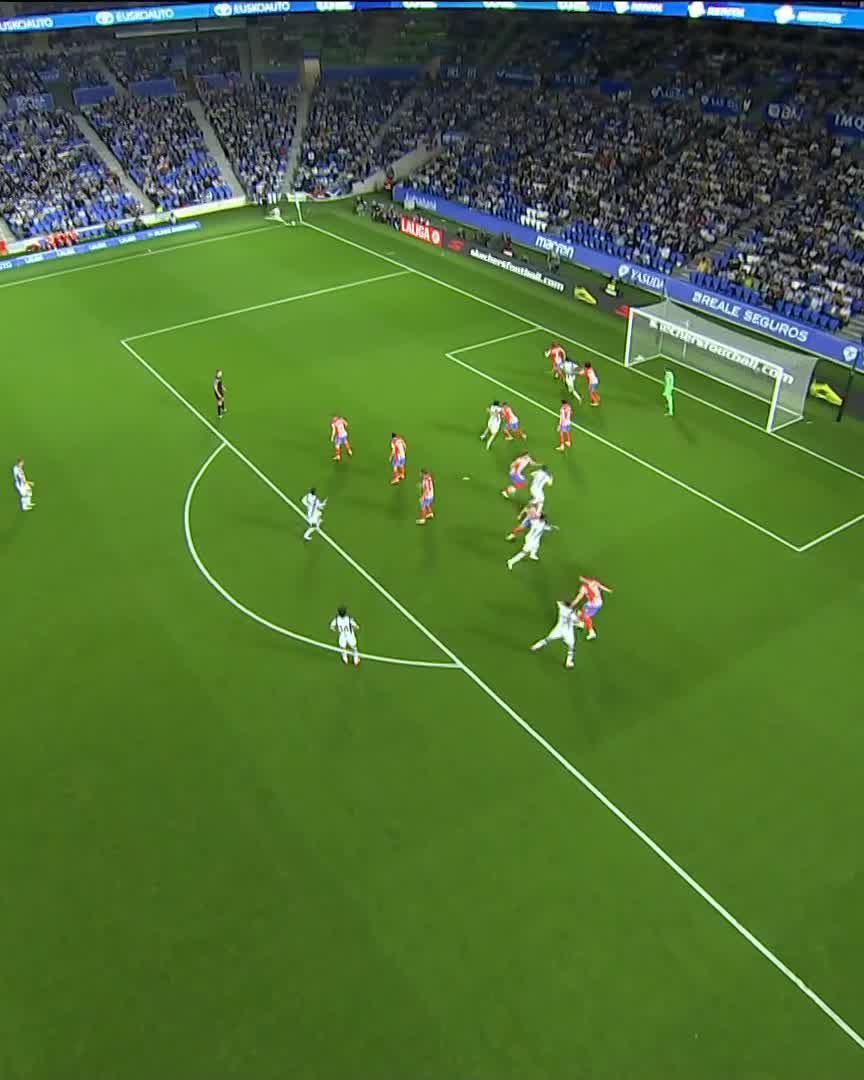 La ha ganado con esta doble parada de la temporada pasada ante la Real Sociedad. Qué salvajada 🐐🐐🐐