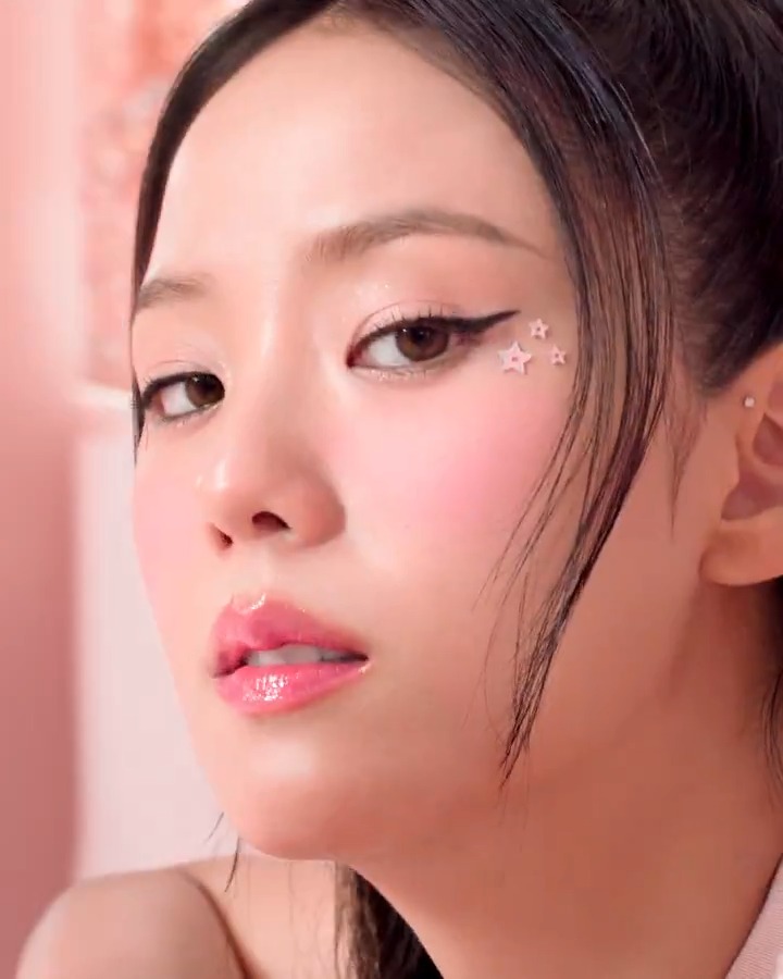 Better, more addictive than ever! Anya Taylor-Joy, Willow Smith, and Jisoo shine with the new Dior Addict Lip Glow Oil – now in three ultra-shine finishes: juicy, sparkly, and glaze and hydrating for 24h. #DiorBeauty #DiorMakeup #DiorAddict