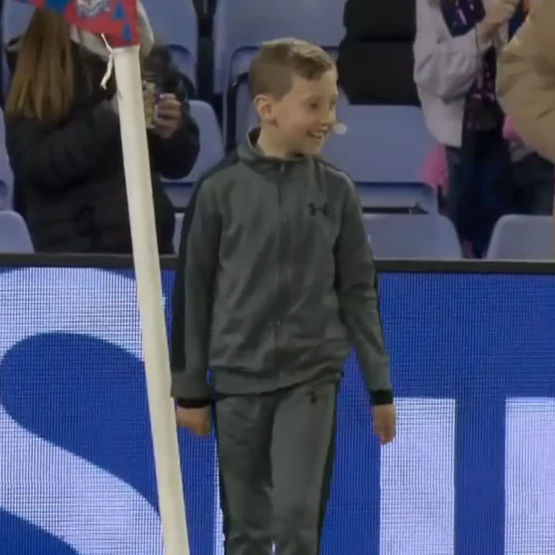 A young fan doing Mateta's celebration at half-time at Selhurst Park! 💥
