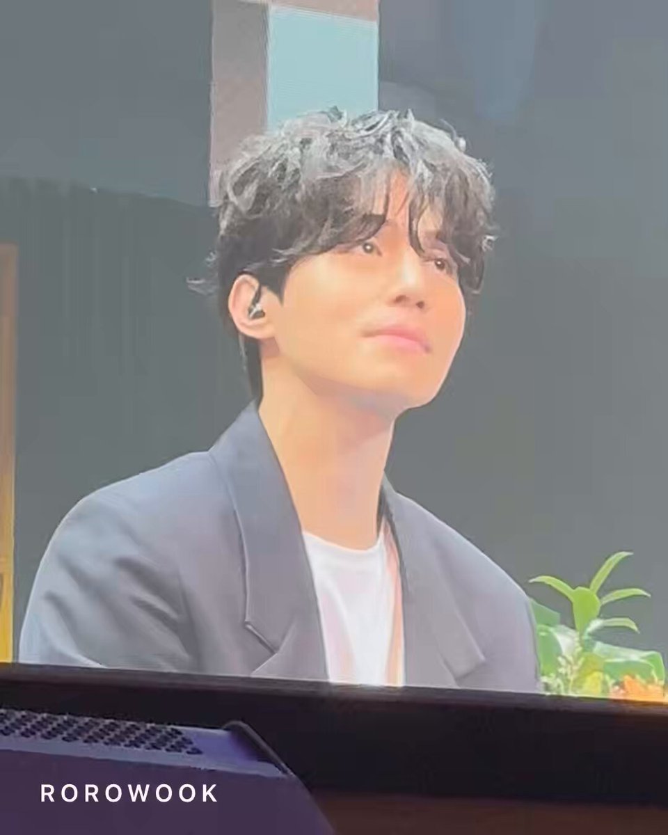 When talking about his skills. DW: Who said ‘dancing and singing’? Raise your hands. Fans: 🙋🏻‍♀️🙋🏻‍♀️🙋🏻‍♀️ DW: Get out His deadpan expression is so hilarious. 🤣🤣🤣 #leedongwook #이동욱 #욱스타그램#FanmeetingTour #MySweetHome #MySweetHome_in_Manila