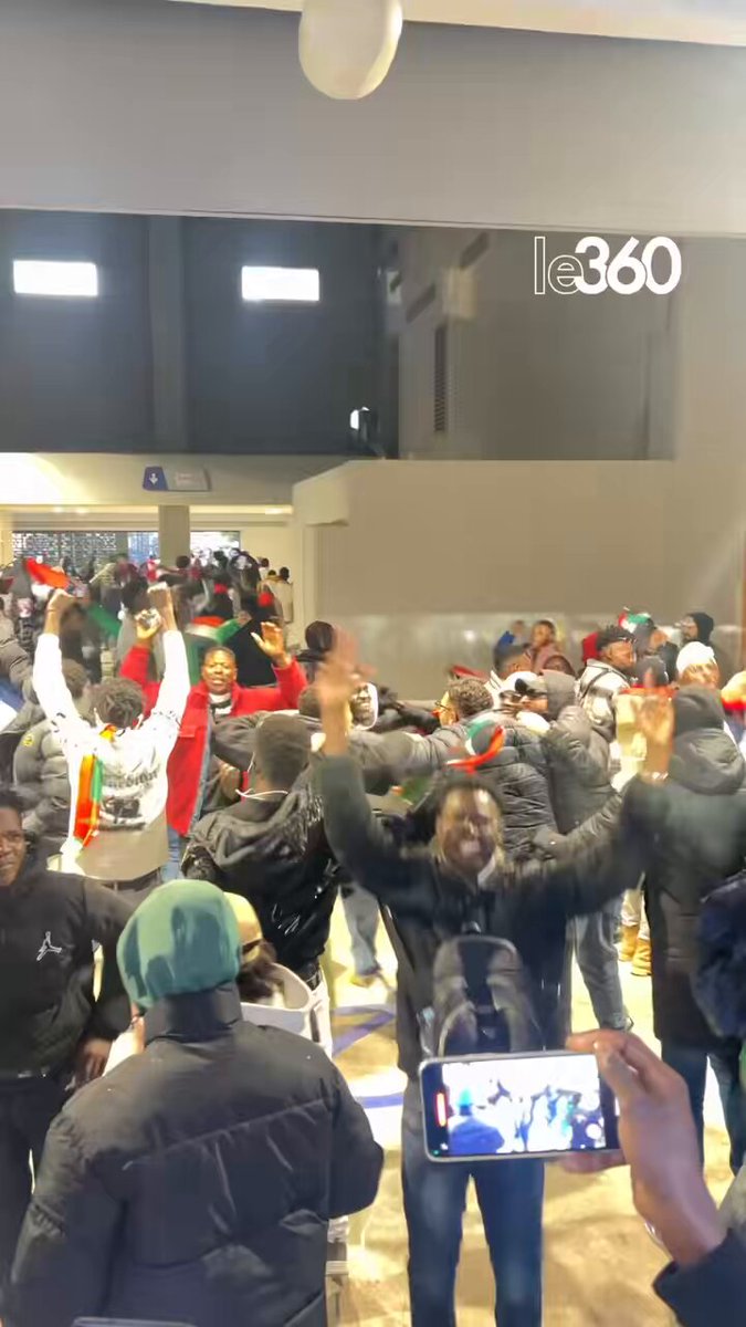 🇸🇩 La joie des supporters soudanais à la sortie du stade Mohammed V après la victoire face à la Guinée équatoriale