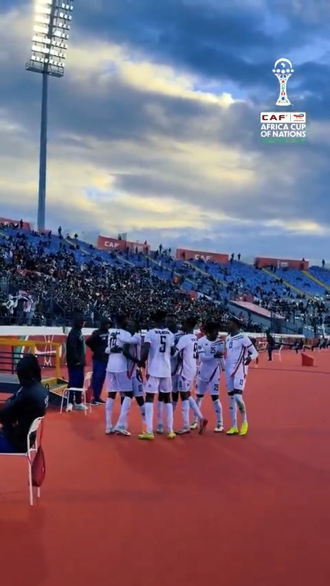 ياله من مقطع.. لحظة تسجيل السودان هدف الفوز اليوم والفرحة الجنونية من اللاعبين مع الجمهور! 🤍🇸🇩