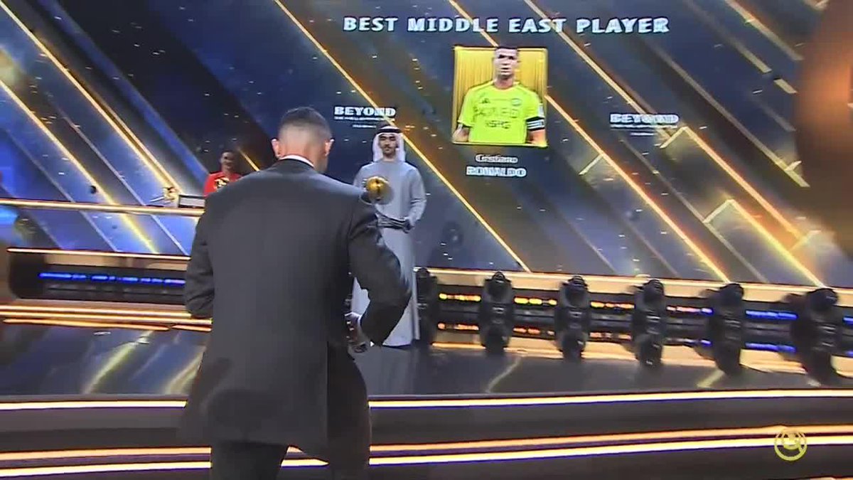 🔝🇵🇹 Cristiano Ronaldo levantando trofeos, no importa cuando leas esto. Mejor jugador de Medio Oriente para Globe Soccer Awards 🏆🥇