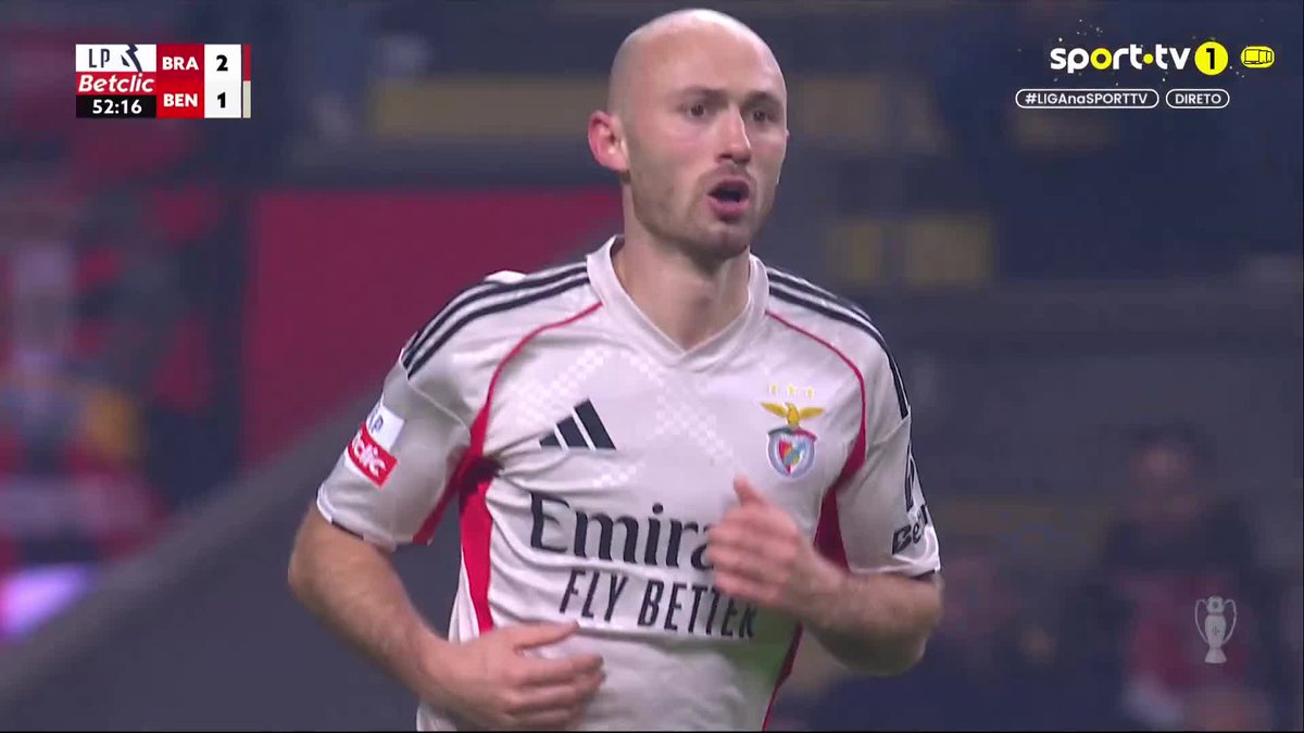 Qualquer outro jogador sem a inteligência de Pavlidis teria chutado sob a proteção da teoria bacoca do “dali o avançado só vê baliza”. Uma vez que não joga futebol de palas, esperou e entregou. Dá demasiado ao Benfica face ao que o Benfica lhe dá a ele