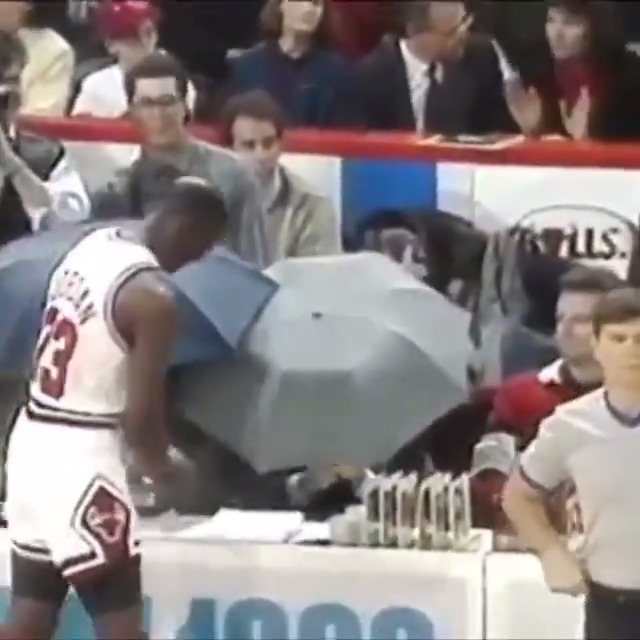 Nunca me cansaré de este vídeo. Lo mejor es el final 😂