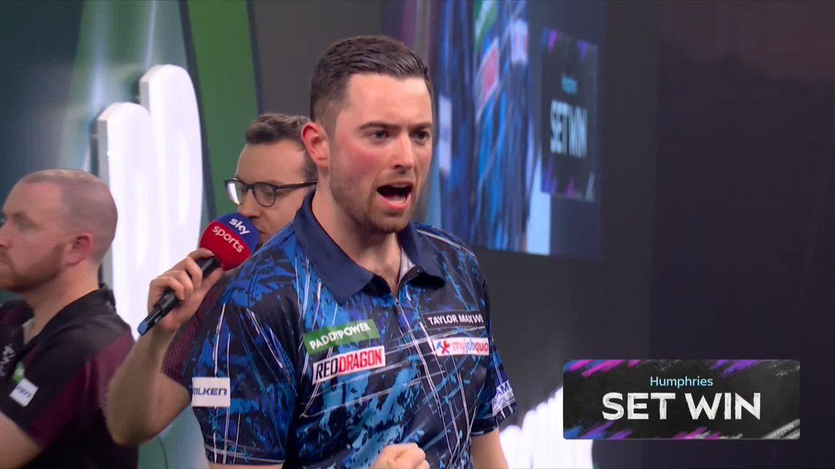 HUMPHRIES THREE CLEAR! That is CLUTCH from Luke Humphries! Clemens fires in an 11-darter to level set three, only for Humphries to respond in kind to extend his lead! 📺 #WCDarts | R3