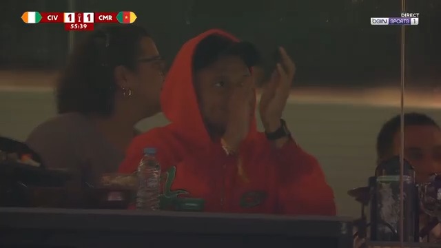 Kylian Mbappé 🇫🇷 félicite le but camerounais et esquisse un sourire 😁🇨🇲 #CAN2025 🎥 beIN SPORTS