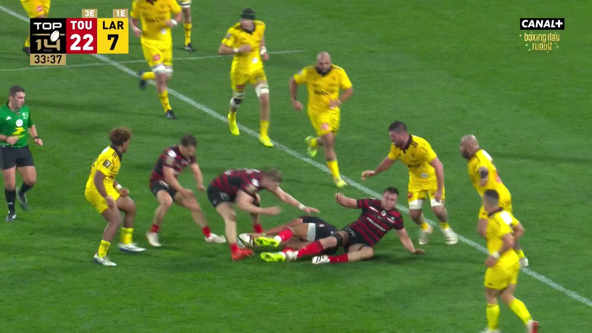 La performance d’Antoine Dupont face à La Rochelle : - 2 essais. - 2 passes décisives. - 19 courses. - 3 franchissements. - 11 défenseurs battus. - 65 mètres gagnés. - 12 coups de pied. - Un 50:22. - 0 ballon perdu. Surnaturel.