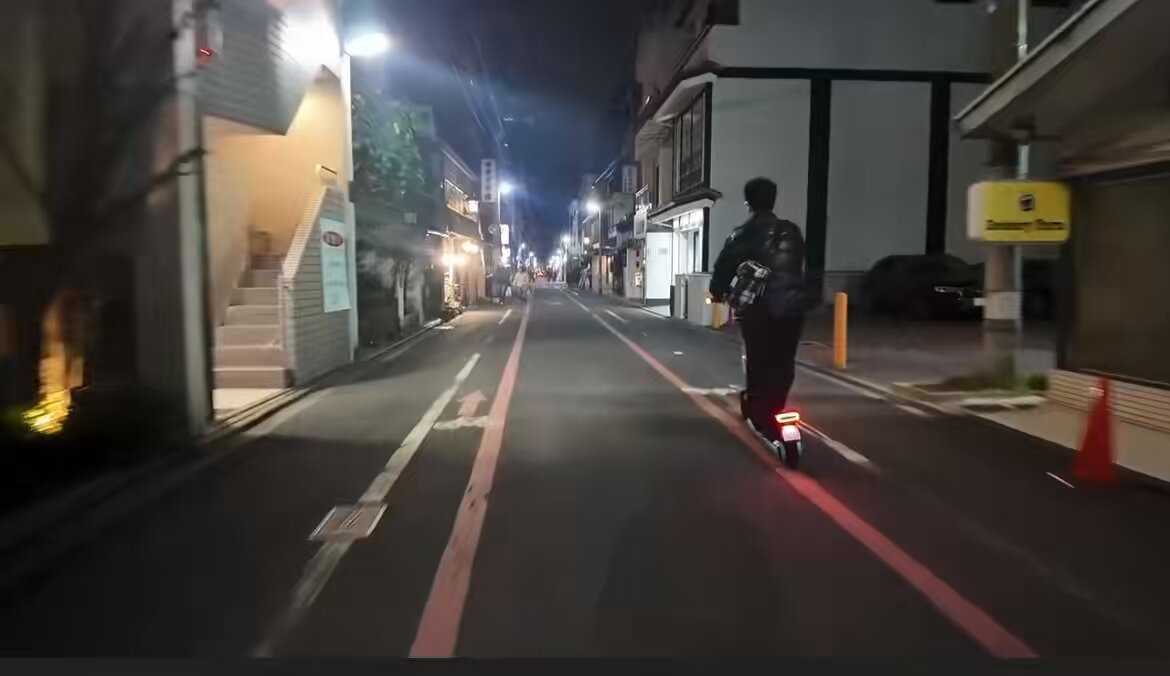 【危険】京都の路地を蛇行を繰り返し爆走するLUUPが見つかる フラフラと蛇行運転を続け、一時停止も無視して走行していた模様。 こういう奴が乗れないような制度を作ってくれ。 #Luup #京都