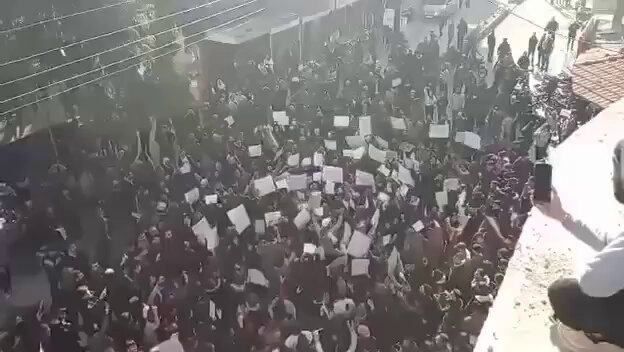 🇸🇾 | Siria: Masivas protestas alauitas en las ciudades de Tartous, Jableh, Latakia, Salhab, Masyaf, Draykish, Safita, Qardaha, los barrios alauitas de Homs y áreas circundantes, pidiendo federalismo.