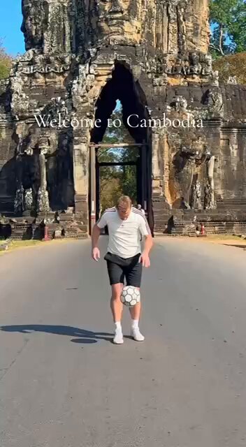 Surprisingly, football performer Andrew Henderson, a five-time world champion in football freestyle, posted a video showcasing his football performance at Tonle Om Gate of Angkor Thom city on December 28, 2025, in Siem Reap Province.