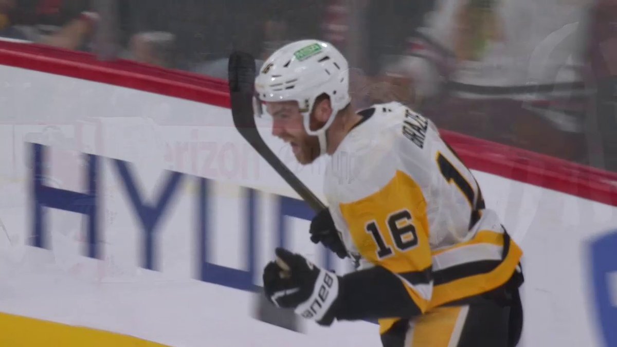 The Pittsburgh Penguins get back-to-back goals in just 61 seconds 🐧