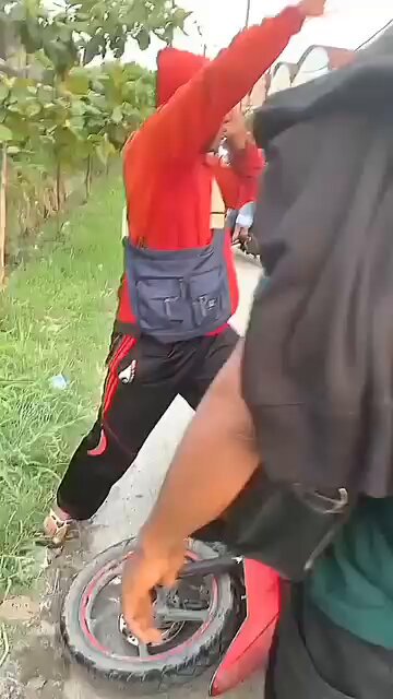 Seorang Tukang Remas Berhasil Ditangkap Warga. Diduga gegara tidak tahan, pria ini nekat begal payud4ra seorang wanita cantik di Jalan Paya Rumput dekat sekolah SMP 42 Medan. Gimana tanggapan kalian?